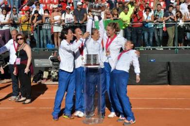 Foto di gruppo: da sinistra Francesca Schiavone, Flavia Pennetta, Sara Errani, Karin Knapp e Roberta Vinci, vincitrici a Cagliari della quarta Fed Cup