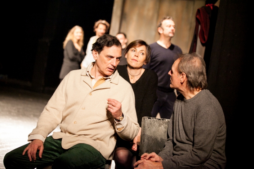 Foto del cast di L'uomo, la bestia e la virtù di Luigi Pirandello in scena al Teatro Sala Fontana di Milano, in primo piano a sin. Roberto Trifirò