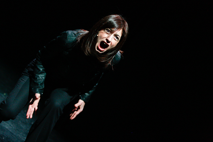 Foto di scena: Cinzia Spanò nel ruolo di Miele nello spettacolo A nome tuo presso il teatro PimOff di Milano