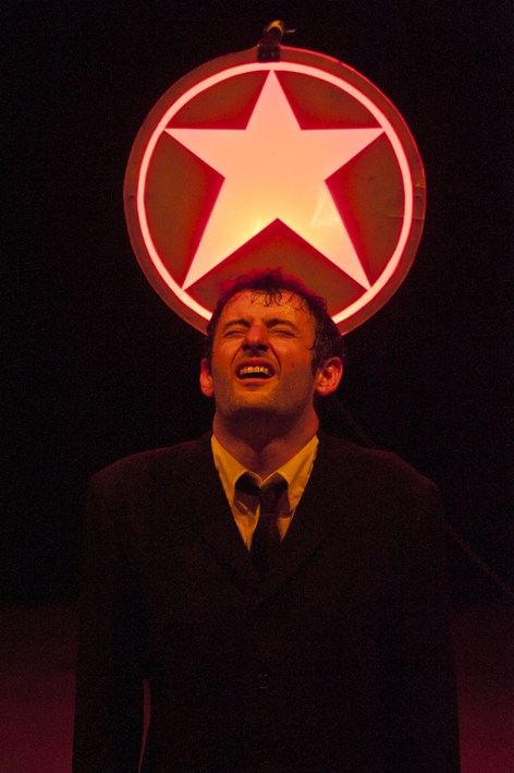 Foto di scena: Daniele Timpano in Aldo Morto. Tragedia al Teatro Elfo Puccini di Milano