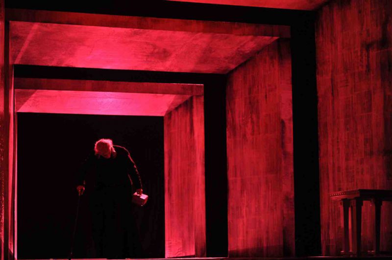Foto di scena: Arturo Cirillo nel ruolo di Arpagone ne L'Avaro di Molière al Teatro Carcano di Milano