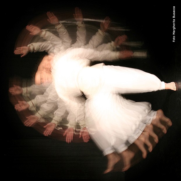 Foto di scena: Danza alla rovescia con Claudia Franceschetti al Teatro della Contraddizione di Milano