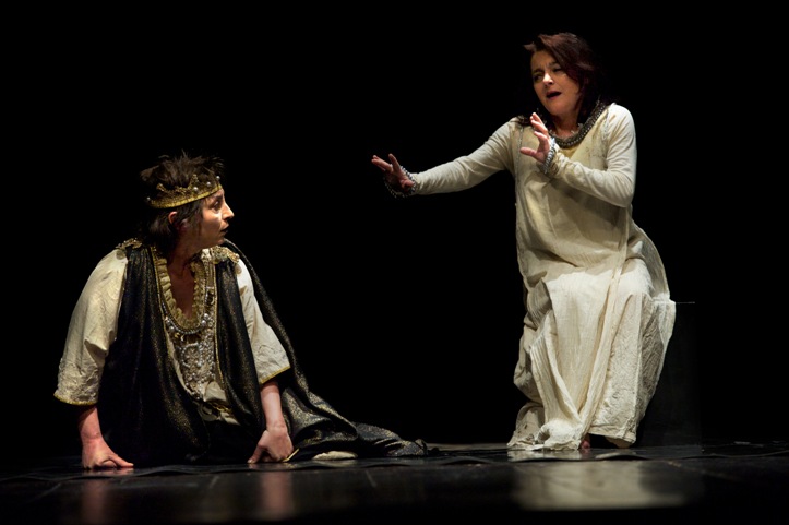 Foto di scena: da sin. Maria Eugenia D’Aquino, Annig Raimondi in Le Regine, al Teatro Oscar di Milano