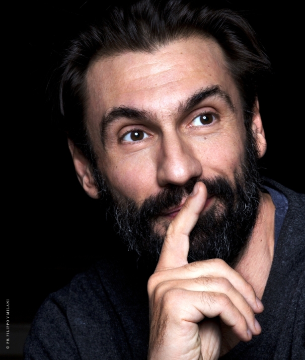 Foto: Fabrizio Gifuni, protagonista in "LO straniero, un'intervista impossibile" da Camus, in scena al Teatro Franco Parenti di Milano