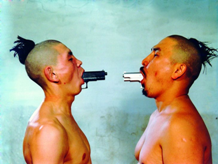 Foto: Yerbossyn Meldibekov e Nurbossyn Oris, My brother my enemy, 2001, courtesy Nina Lumer, Milano (G.L.O.W. Platform)