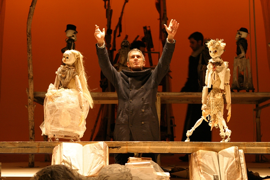 Foto di scena de “La Tempesta” al Teatro Elfo Puccini