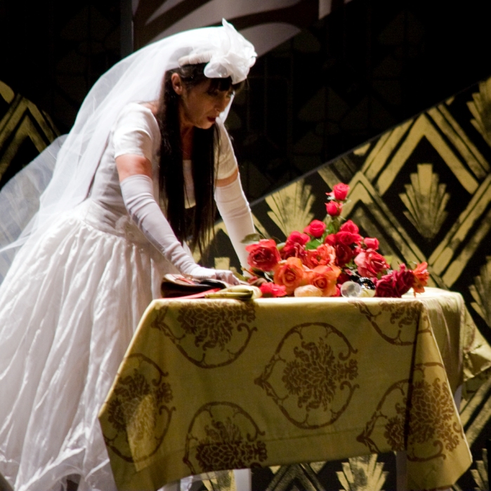 Foto: Maria Eugenia D’Aquino ne “L’amica delle mogli” di Luigi Pirandello, regia di Annig Raimondi, in scena al Teatro Oscar dall’11 al 22 marzo 2015