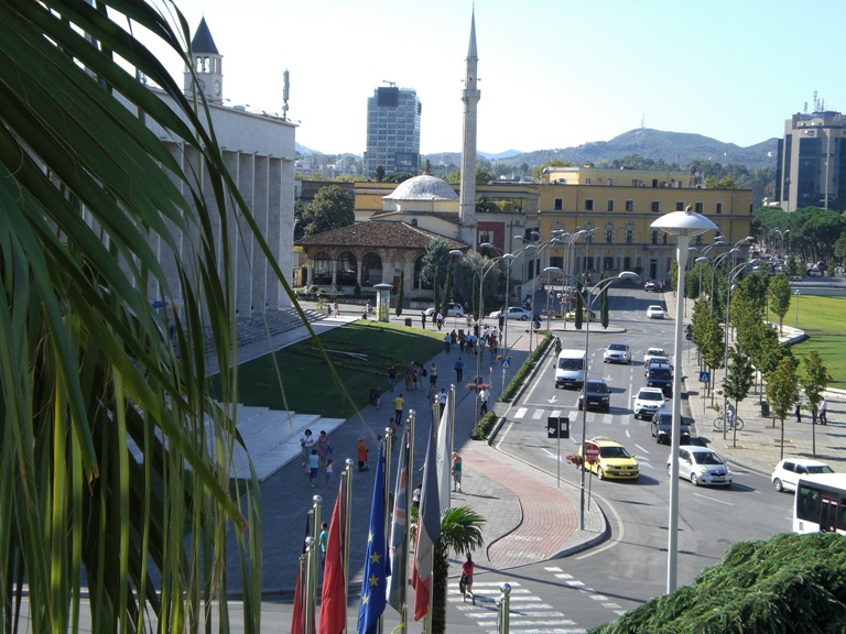 Foto: Un lato della Piazza Skanderbeg nel centro di Tirana visto dal Tirana International Hotel, che gli albanesi chiamano «il quindicipiani»