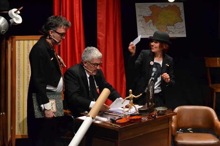 Foto di scena: da sin. Stefano Dongetti, Alessandro Mizzi, Laura Bussani in "La coscienza di Zeno spiegata al popolo" al Teatro Litta di Milano