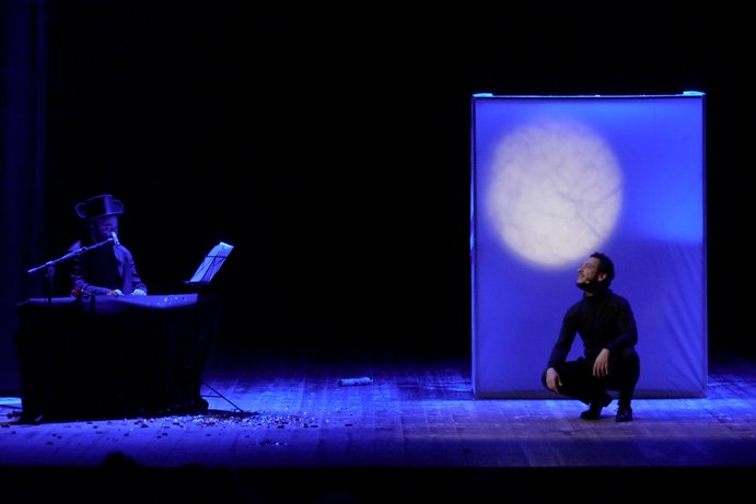 Foto di scena: Va pensiero che io ancora ti copro le spalle, dal 24 al 29 marzo 2015 al Teatro Filodrammatici di Milano