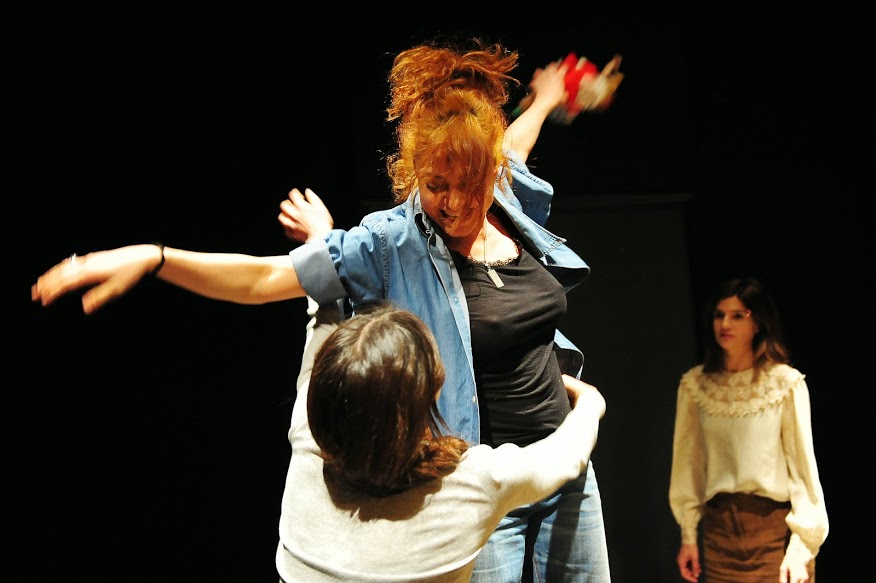 Foto di scena: al centro Elena Arvigo, sullo sfondo Elodie Treccani in "Maternity Blues (From Medea)" al Teatro Out off di Milano dal 24 al 29 marzo 2015