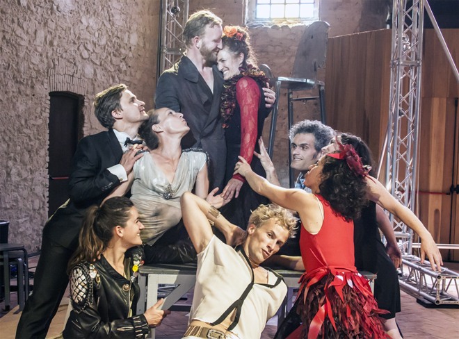 Foto: cast di sbarchi_un’odissea, in prima assoluta presso la Darsena di Milano dal 27 al 31 maggio 2015