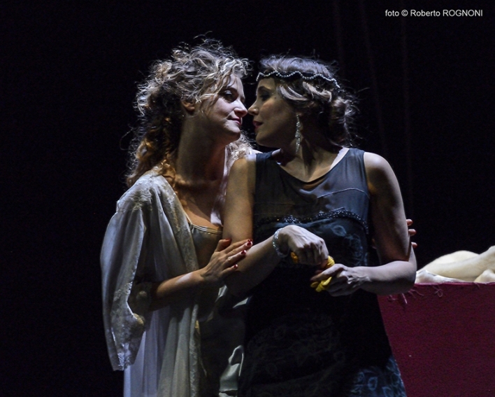 Foto di scena: L’amica degli uomini importanti, da sin. Caterina Baietta e Debora Virello - MTM Sala Teatro Litta di Milano fino a domenica 6 marzo 2016