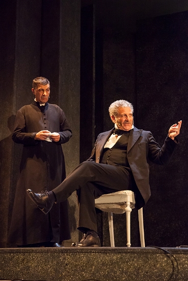 Foto di scena: Mastro Don Gesualdo, da sin. Rosario Minardi, Enrico Guarnieri, al Teatro menotti di Milano dal 25 febbraio al 5 marzo 2016