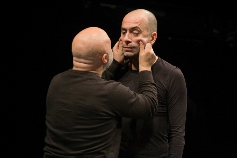 Foto di scena: Il calapranzi, con Francesco Maria Cordella (di spalle) e Alessandro Castellucci, al Teatro Libero di Milano dal 19 aprile al 2 maggio 2016