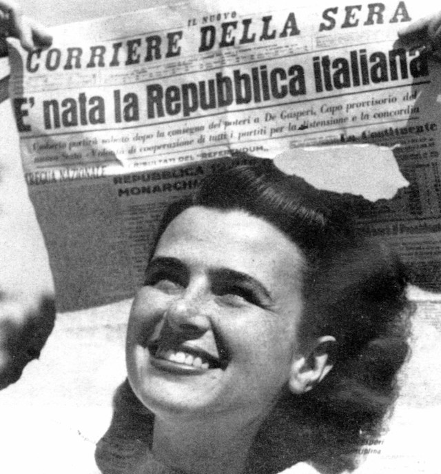Foto: Festeggiamenti dopo il referendum del 2 giugno che sancì la nascita della Repubblica Italiana