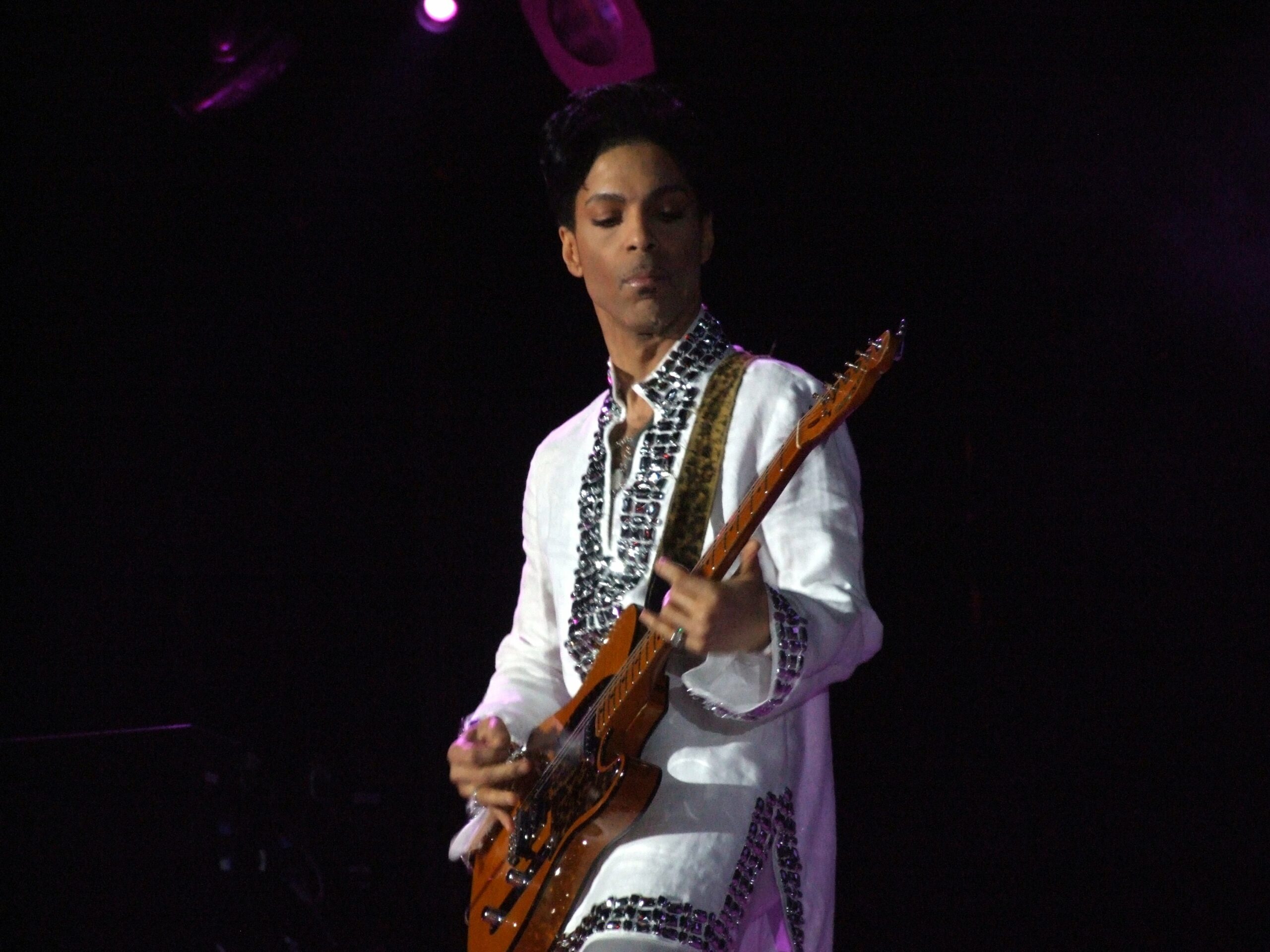 Prince (Prince Roger Nelson, Minneapolis 7 giugno 1958 – Chanhassen 21 aprile 2016) al concerto di Coachella nel 2008