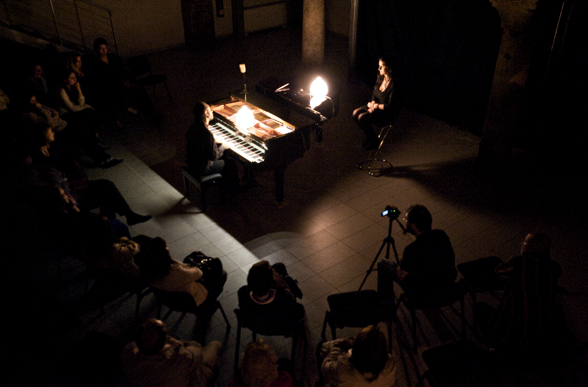 Foto: un momento della performance di PianoMirroring, per "La mostra diffusa" allo Spazio lambrate di Milano giovedì 9 giugno 2016