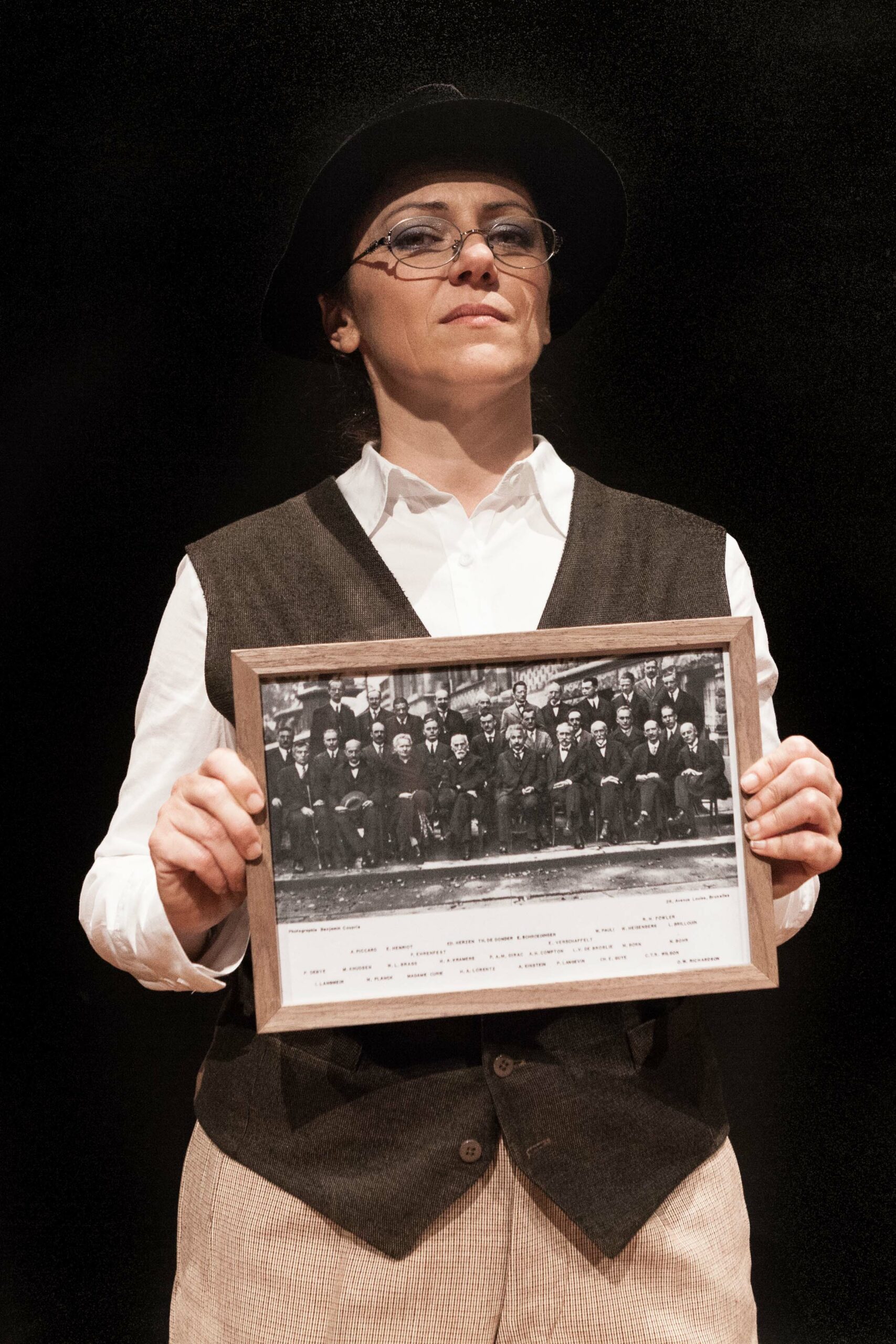 Foto di scena: Gabriella Greison in 1927 - Monologo Quantistico, al Teatro Menotti di Milano dal 4 al 6 e dall'8 al 10 cnovembre 2016 e al Teatro della Tosse di Genova dal 24 al 25 gennaio 2017