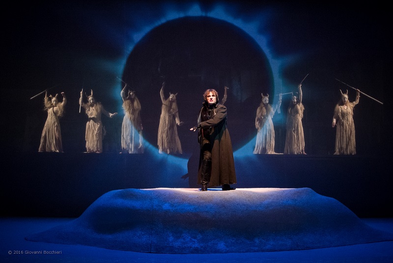 Foto di scena: Le Baccanti, al centro Daniele Salvo nel ruolo di Dioniso. Al Teatro Menotti dal 16 al 26 novembre 2016