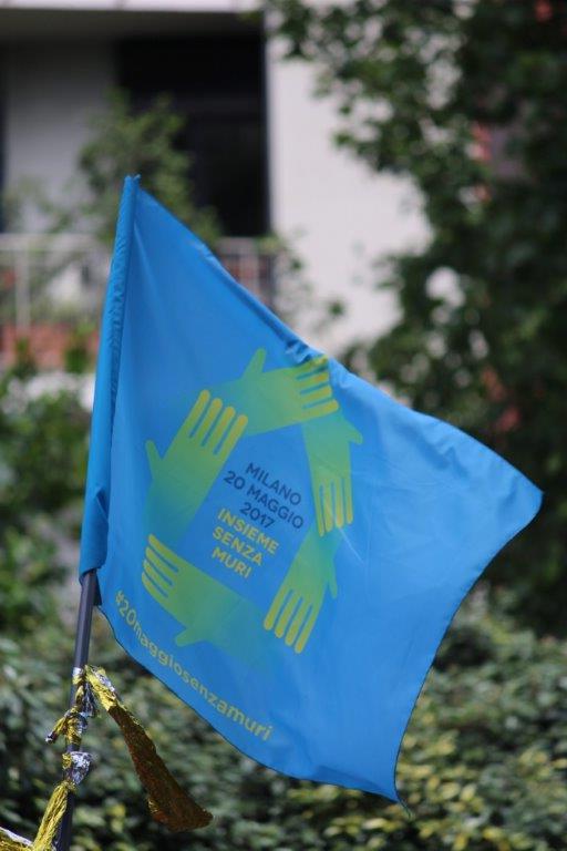 Foto: bandiera sulla manifestazione del 20 maggio a Milano