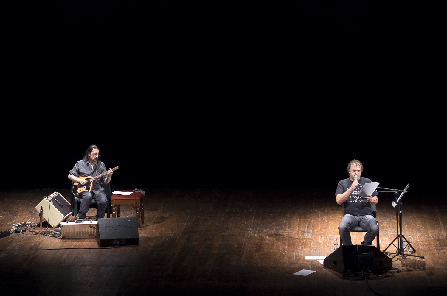 Foto di scena: La Notte, Pippo Delbono e Piero Corso alla chitarra, al Teatro Filodrammatici per lecite/visioni domenica 29 ottobre 2017