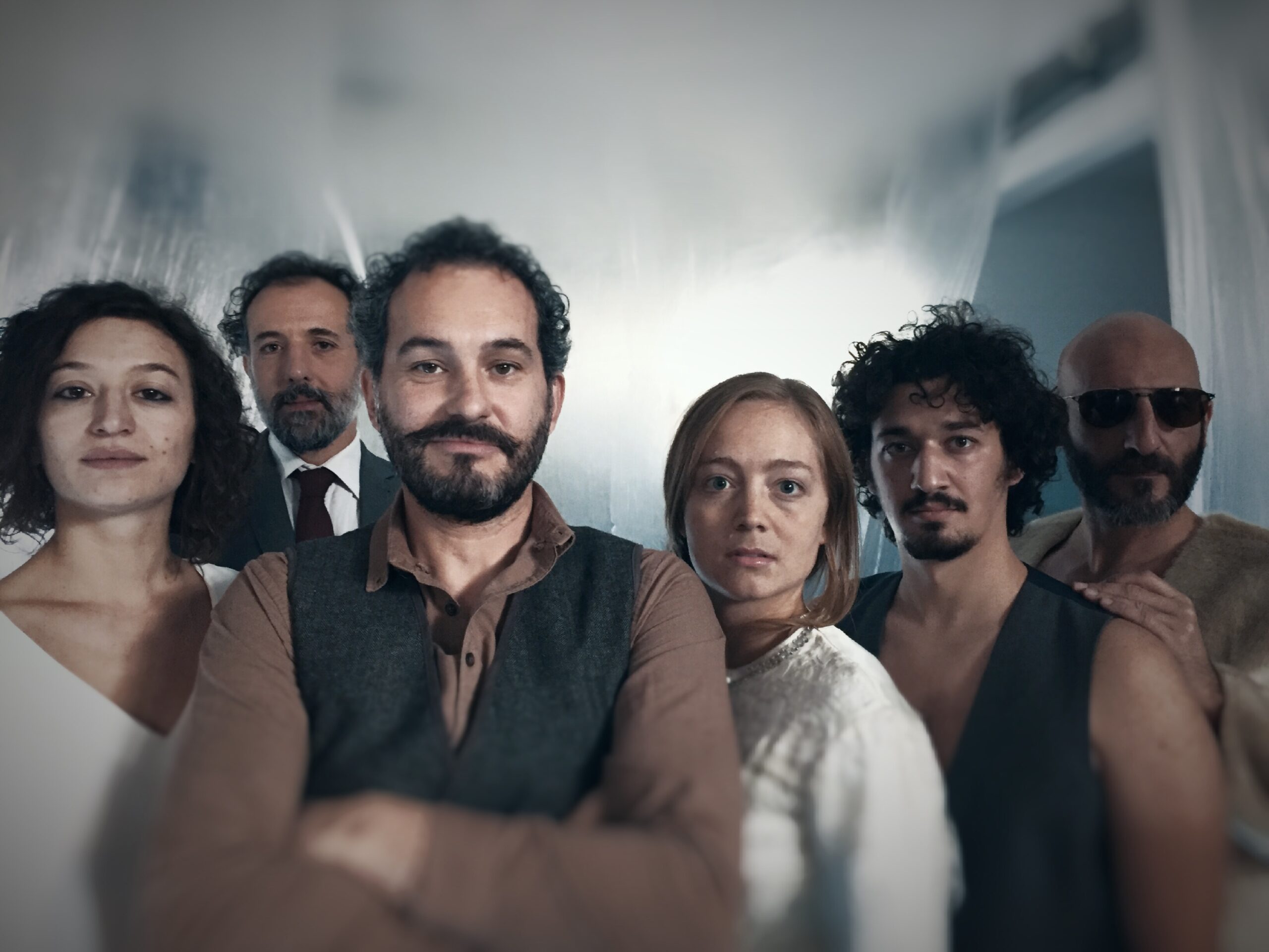 Foto: Cast di Opera Antigone, al centro Francesco Leschiera - Spettacolo in scena al Teatro Litta di Milano fino a domenica 26 novembre 2017