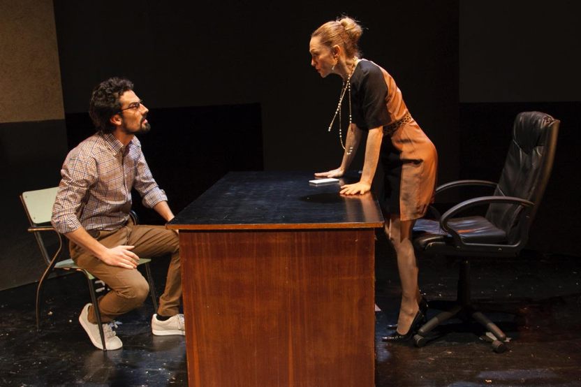 Foto di scena: La scuola delle scimmie, Tommaso Amadio e Sara Bertelà, al Teatro Filodrammatici di Milano fino a domenica 11 febbraio 2018