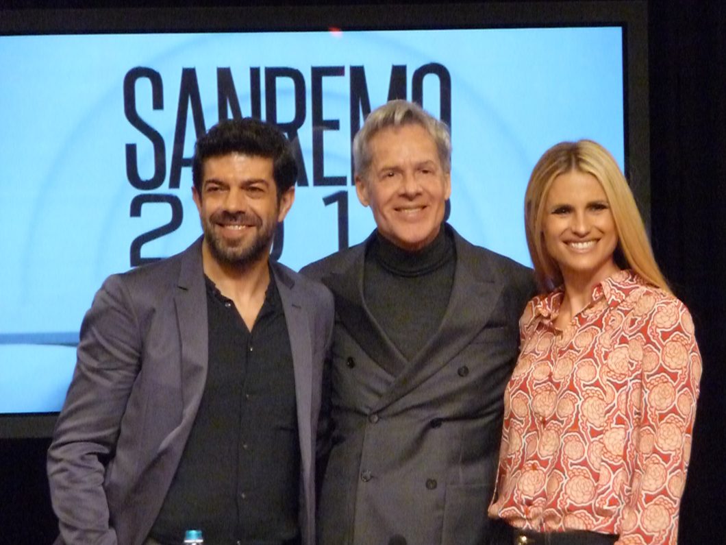 Foto: Festival di Sanremo 2018, al centro Claudio Baglioni con Michelle Hunziker e Pierfrancesco Favino