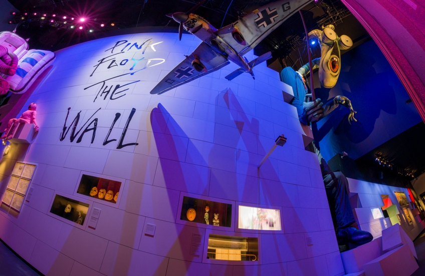 Foto: “The Wall”, inflatable teacher prop and flying objects pictured at The Pink Floyd Exhibition: Their Mortal Remains © The Pink Floyd Exhibition: Their Mortal Remains