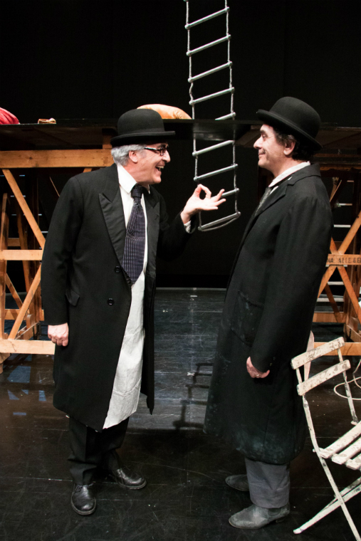 Foto di scena: Calvino incontra Buzzati, da sin. Paolo Bessegato, Pietro Bontempo, al Teatro Out Off di Milano fino a domenica 27 maggio 2018