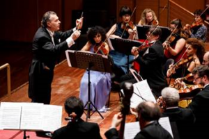 Foto: Luigi Piovano mentre dirige l‘Orchestra © Orchestra di Santa Cecilia
