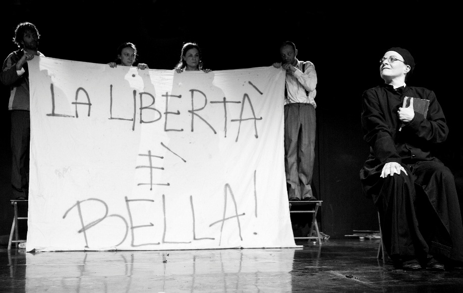Foto di scena: 1943. Come un cammello in una grondaia – Libertà © Atir Teatro Ringhiera