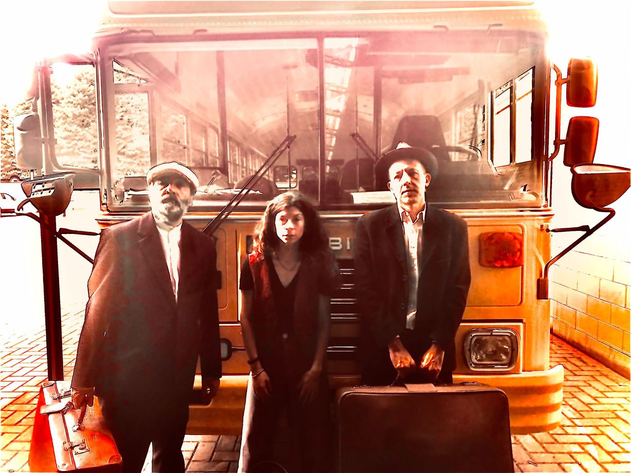 Foto: Yellow Bus, Odissea – Da sin. Mauro Negri ,Greta Asia Di Vara, Ettore Distasio © Francesco Leschiera