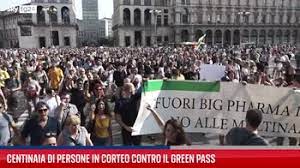 Foto: un’immagine della manifestazione a Milano contro il green pass