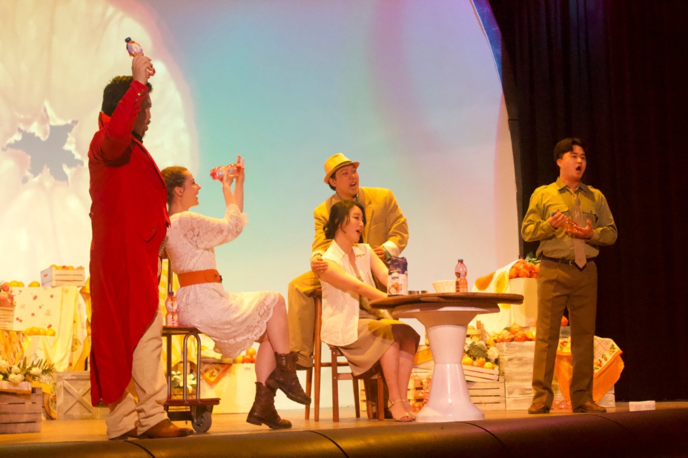 L’Elisir d’amore diretto da Deun Lee. Grazia e leggerezza sullo sfondo di Tristano e Isotta