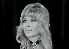 Foto: Monica Vitti durante l’interpretazione de “La canzone dei crauti” di Bruno Lauzi © Archivio Rai