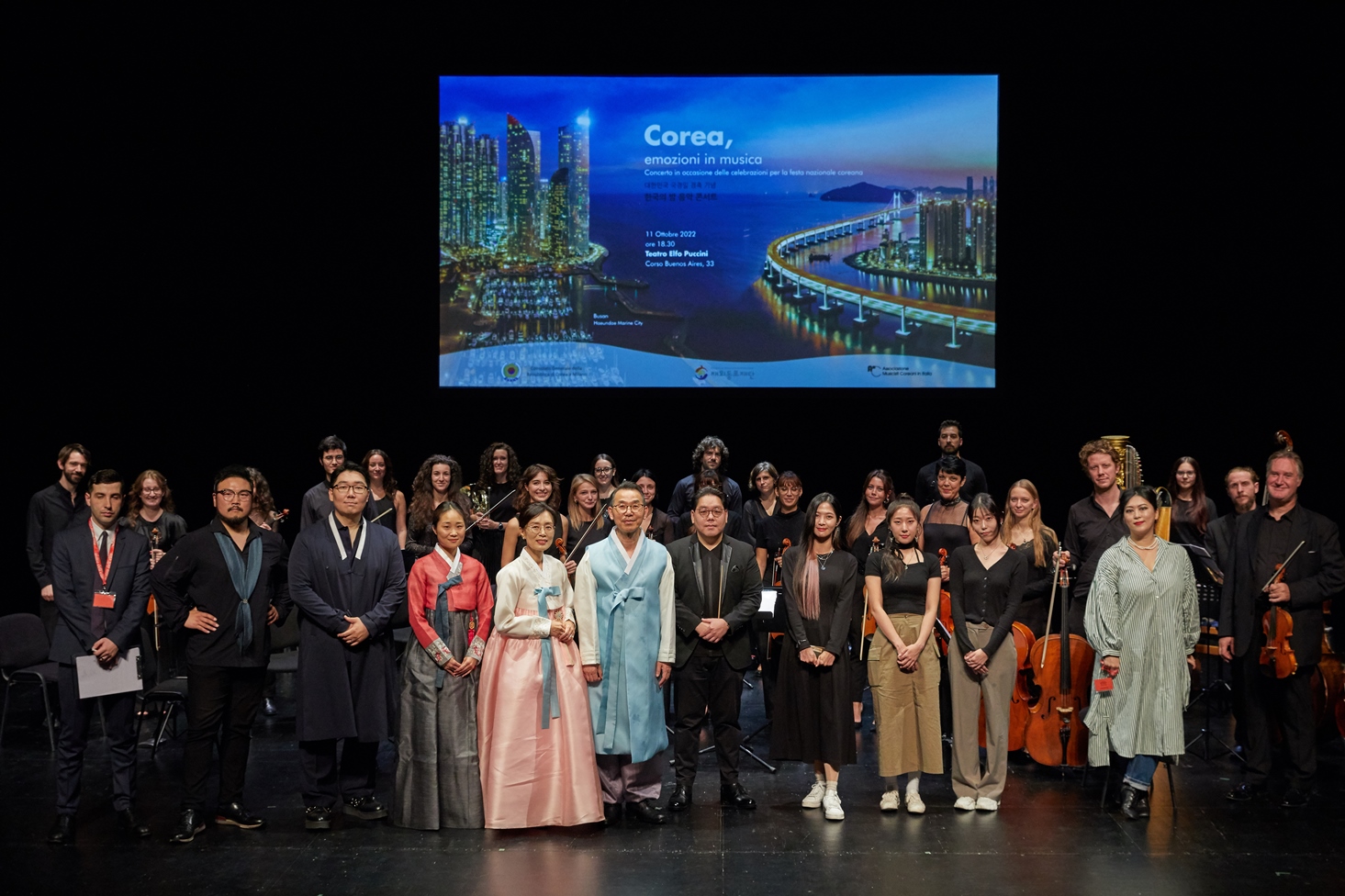 Foto di gruppo. Al centro il Console Generale di Milano della Repubblica di Corea Signor Kang Hyung Shik © Consolato Generale della Repubblica di Corea