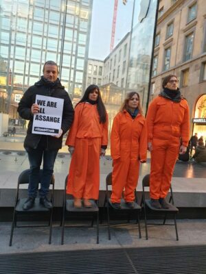 Foto: Simone Sollazzo (a sinistra) durante il presidio davanti al consolato britannico di Milano domenica 11 dicembre © Punto e Linea Magazine