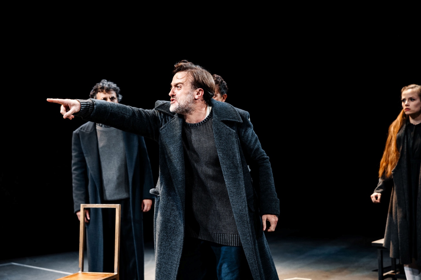 Foto di scena: Il crogiuolo di Arthur Miller - Filippo Dini al centro. Dietro da sinistra Fulvio Pepe, Gennaro Di Biase, Caterina Tieghi © LAC – Lugano Arte e Cultura