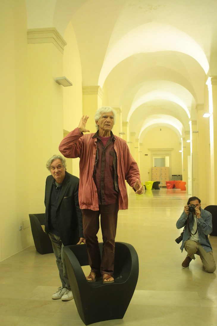 Foto: Eugenio Barba (al centro) presso la Biblioteca Bernardini di Lecce © Gaia Gulizia