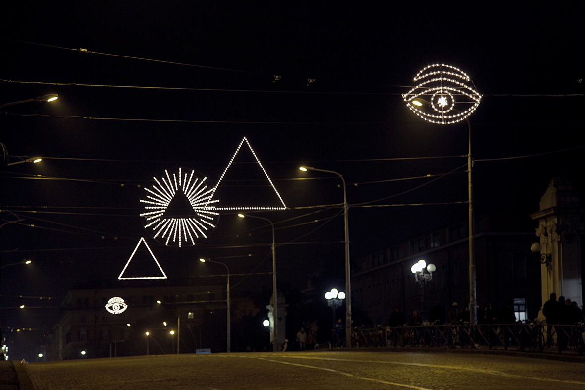 Foto: Luca Vitone, Souvenir d’Italie (lumières), 2014. Installazione luminosa cinque elementi a dimensioni ambientali © Accademia di Belle Arti di Bologna