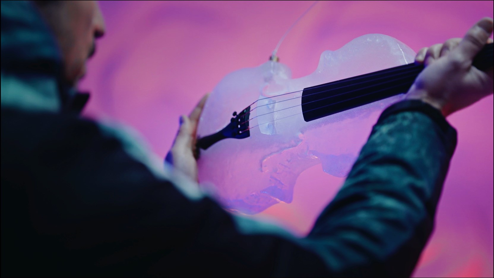 Il musicista Andrea Casta con il violino di ghiaccio lancia Ice Vibes