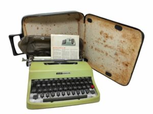 Foto: macchina per scrivere Olivetti lettera 32 verde © Design di Marcello Nizzoli