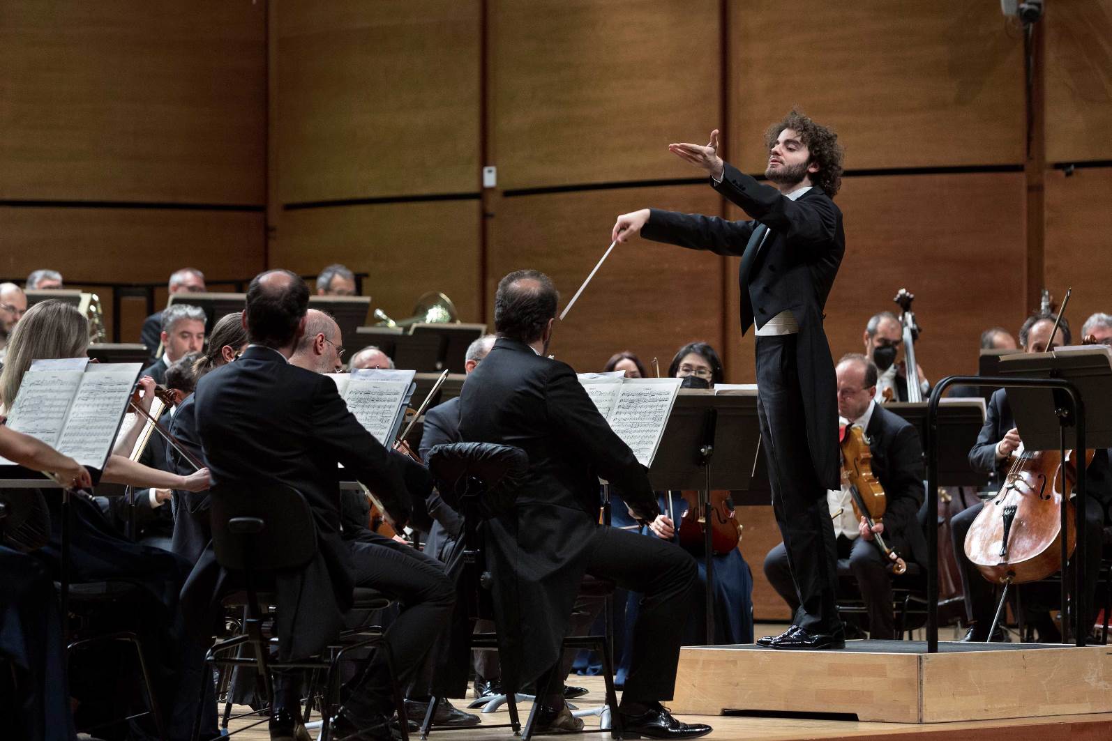 Foto: Emmanuel Tjeknavorian con l'Orchestra Sinfonica di Milano nel concerto “Mille e una notte” © Angelica Concari