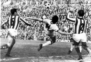 Foto: Gol in rovesciata di Riva in L.R. Vicenza-Cagliari del 18 gennaio 1970