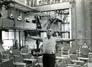 Foto: Luigi Nono nella Chiesa di San Lorenzo durante l’allestimento del Prometeo, 1984 © Lorenzo Capellini - Courtesy Archivio Storico della Biennale di Venezia (ASAC)