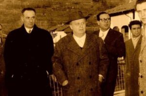 Foto: Enrico Mattei, Adriano Olivetti e il giornalista critico letterario Geno Pampaloni, mentre visitano le "Ediz. di Comunità", 1952