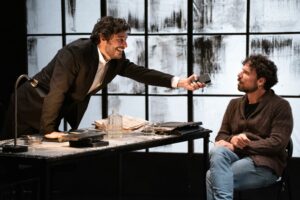 Foto di scena: L'Uomo più crudele del mondo - Lino Guanciale e Francesco Montanari © Fondazione Teatro di Napoli - Milano, Teatro Franco Parenti, dal 3 al 7 aprile 2024