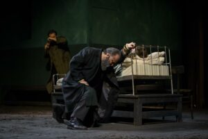 Foto di scena: L'albergo dei poveri - Da sinistra Raffaele Esposito, Massimo Popolizio © Claudia Pajewski - Piccolo Teatro Strehler, dal 7 al 28 marzo 2024